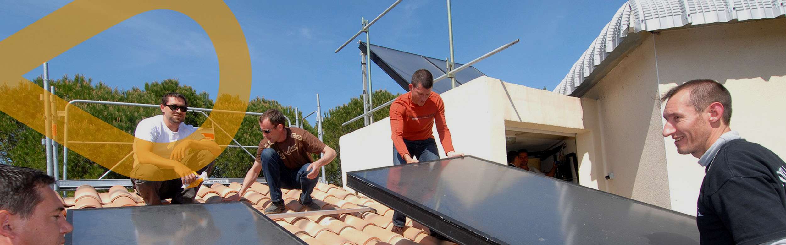 Photo de groupe posant panneaux solaires