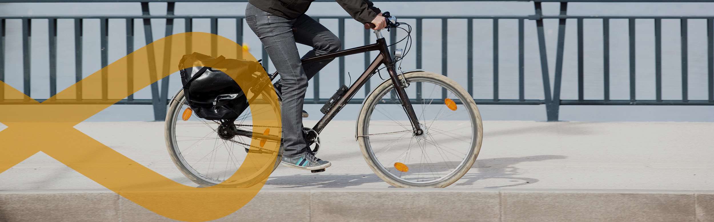 Photo de cycliste roulant en ville